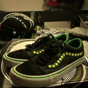 Brand new worn 1 time vans shake junt 10.5